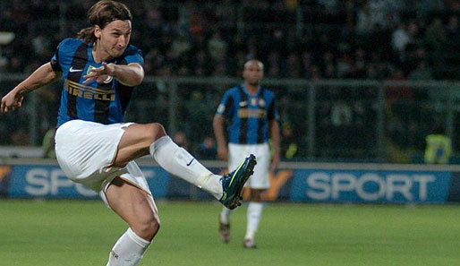 Zlatan Ibrahimovic schießt den Ball gegen Palermo in Richtung Tor