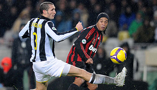 Juve-Innenverteidiger Giorgio Chiellini (links) im Zweikampf mit Ronaldinho