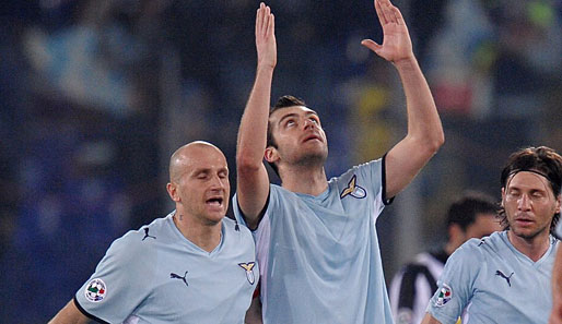 Lazio mit Tommaso Rocchi (l.) hofft im Finale auf göttlichen Beistand