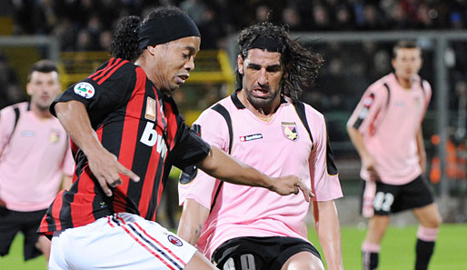 Moris Carrozzieri (im Duell mit Ronaldinho) wurde wegen Kokainmissbrauchs für zwei Jahre gesperrt