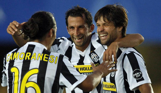 Diego (r.) hat gut lachen. Der Brasilianer traf gleich in seinem ersten Spiel für Juventus Turin