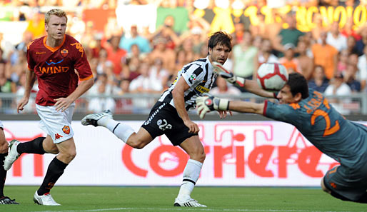 Diego überwindet Roma-Keeper Julio Sergio mit viel Gefühl zum 1:0 für Juventus