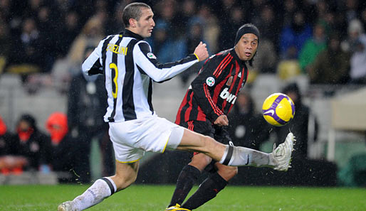 In der Vorsaison setzte es für Ronaldinho (r.) und den AC Milan eine 2:4 Pleite in Turin