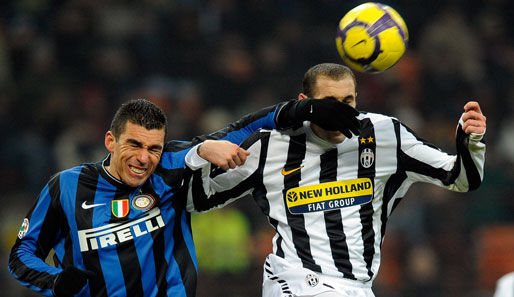 Lucio (l.) traf für Inter Mailand gegen Juventus Turin