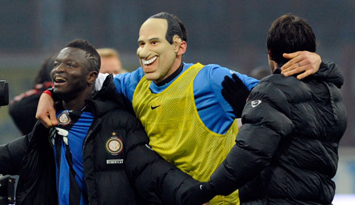 Marco Materazzi (M.) feiert den Sieg gegen den AC Mailand mit Berlusconi-Maske