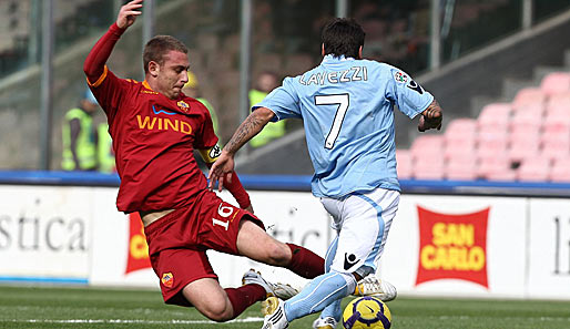 Roms Daniele De Rossi (l.) mit einem sauberen Tackling gegen Neapels Ezequiel Ivan Lavezzi
