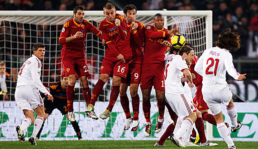Milans Andrea Pirlo (r.) versucht sich mit einem Freistoß beim Spiel gegen den AS Rom