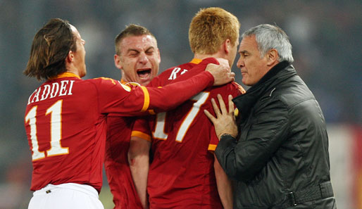Kommt her zu mir: Roma-Coach Claudio Ranieri freut sich mit seinen Spielern