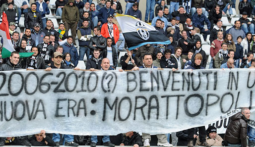 Fans von Juventus Turin protestieren gegen die Bevorzugung Inter Mailands