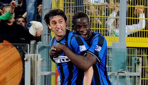Torschütze Diego Milito (l.) und Mario Balotelli feiern Inters ersten Titel