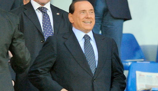 Lachender Tribünengast: Milan-Klubbesitzer Silvio Berlusconi