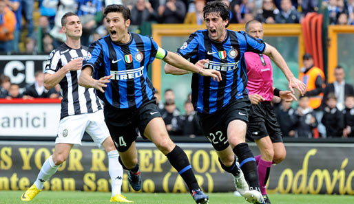 Javier Zanetti (l.) und Torschütze Diego Milito bejubeln Inters Siegtreffer in Siena