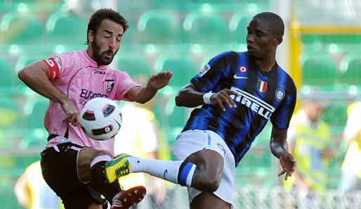 Samuel Eto'o (r.) schoss Inter mit einem Doppelpack zum 2:1-Sieg in Palermo