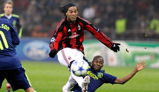 Ronaldinho (in Rot) steht bei Milan vor dem Absprung