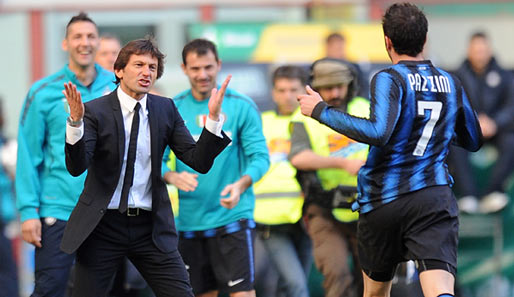 Inter-Trainer Leonardo (l.) nimmt Siegtorschütze Giampaolo Pazzini in Empfang