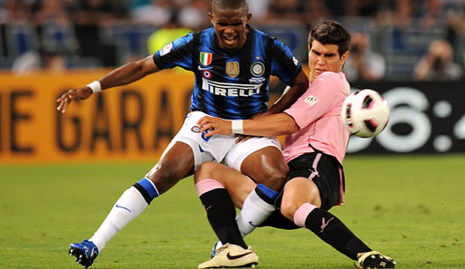 Samuel Eto'o (l.) schoss Inter Mailand mit einem Doppelpack zum Pokalsieg über US Palermo