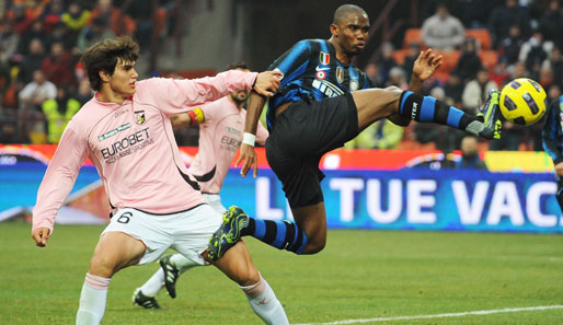 Samuel Eto'o (r.) landete mit Inter Mailand in der Serie A auf dem zweiten Platz