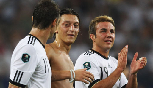 Die Nationalspieler Mesut Özil (M.) und Mario Götze (r.) sind im Visier von Inter Mailand