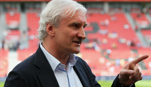 Bayer Leverkusens Sportdirektor Rudi Völler lobt Nationalstürmer Miroslav Klose in höchsten Tönen