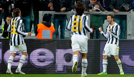 Claudio Marchisio (r.) hat soeben zum 3:0 für Juventus gegen US Palermo getroffen