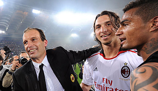 Meister-Trainer Massimiliano Allegri (l.) erhält vorzeitig einen neuen Vertrag beim AC Milan