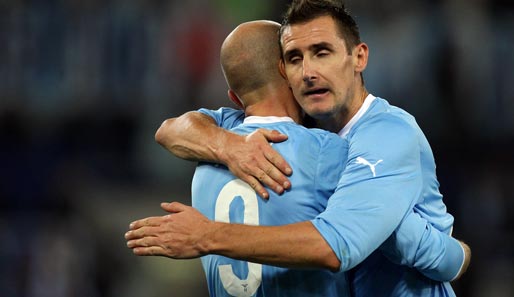 Miroslav Klose (r.) erzielte in dieser Saison neun Tore für Lazio Rom