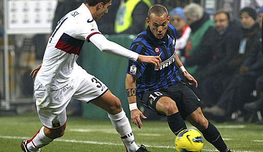 Wesley Sneijder von Inter Mailand im Duell mit Genuas Mario Sampirisi