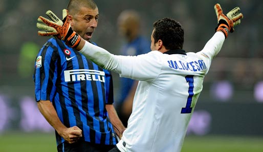 Walter Samuel (l.) und Julio Caesar bejubeln den Derby-Sieg von Inter gegen den AC Milan