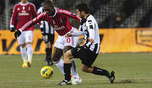 Milans Clarence Seedorf behauptet den Ball gegen Michele Pazienza von Udinese