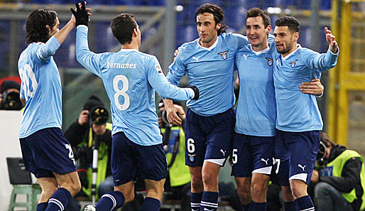 Miroslav Klose (2.v.r.) lässt sich nach seinem Siegtor von den Lazio-Kollegen feiern