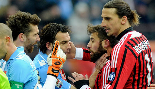 Zlatan Ibrahimovic flog nach einem Schlags ins Gesicht von Salvatore Aronica (2.v.l.) vom Platz
