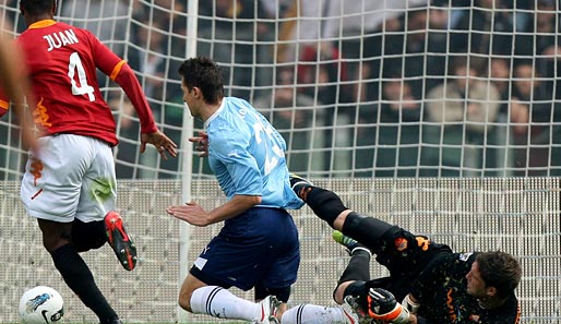 Miro Klose (M.) hatte entscheidenden Anteil am Lazio-Sieg. Hier holt er einen Elfer für sein Team raus