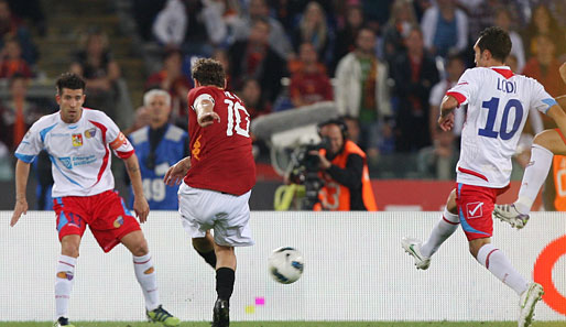 Francesco Totti (M.) hat gegen Catania Calcio beide Tore für die Roma erzielt