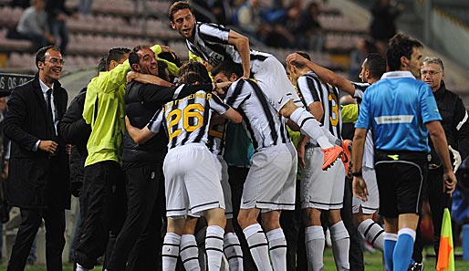 Die versammelte Mannschaft bejubelt das Führungstor von Mirko Vucinic gegen Cagliari