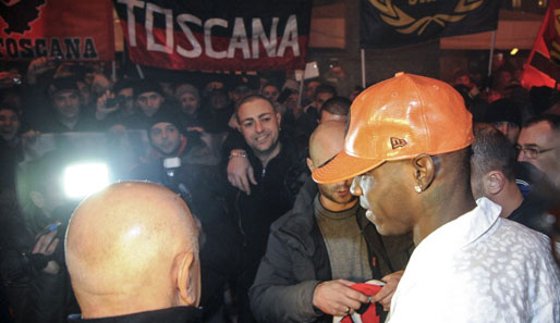 Mario Balotelli wird von den Milan-Tifosi frenetisch gefeiert