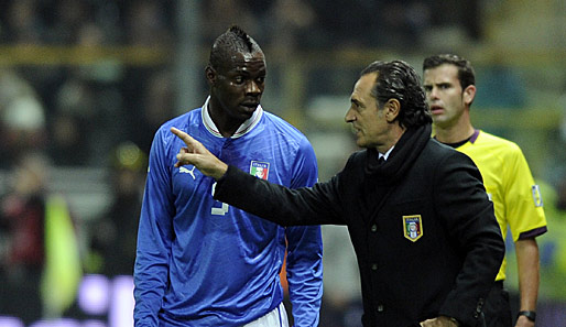 Italiens Nationaltrainer Cesare Prandelli nimmt sich AC-Milan-Star Mario Balotelli zur Brust