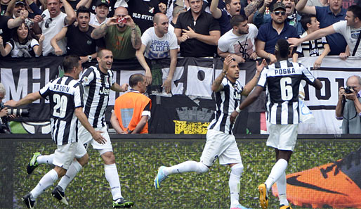 Juventus' Arturo Vidal lässt sich für sein 1:0 gegen Palermo feiern