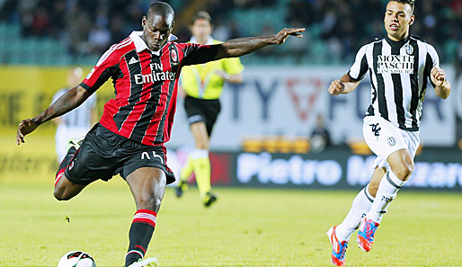 Mario Balotelli (l.) vom AC Milan hofft auf hochkarätige Spielertransfers seines Klubs