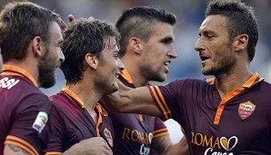 Francesco Totti (r.) eilt mit seiner Roma derzeit von Sieg zu Sieg