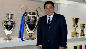 Ein Zeichen des Optimismus? Erick Thohir posiert neben dem Champions-League-Pokal