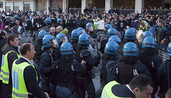 Ab sofort darf die italienische Polizei mit "Taser" gegen Hooligans vorgehen
