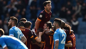Der Spieler des AS Rom feiern den späten Sieg gegen SSC Neapel