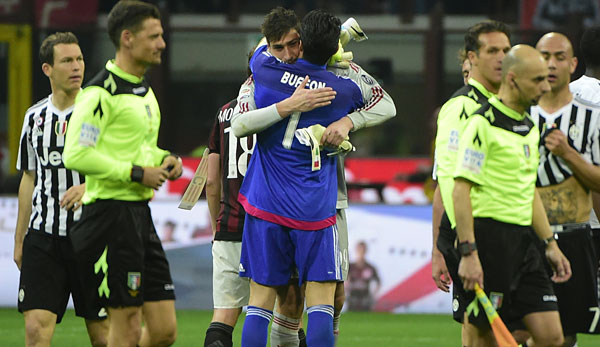 Gianluigi Donnarumma umarmt sein großes Idol Gigi Buffon