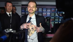 Paul Baccaglini zeigt sein US-Palermo-Tattoo auf seiner Brust