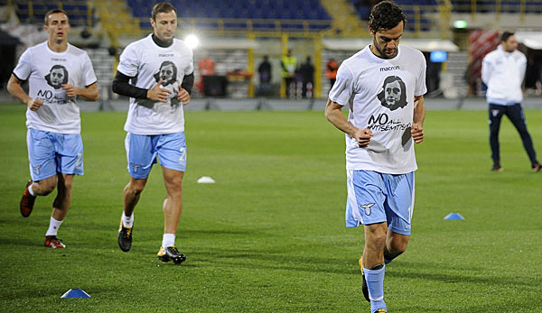 Spieler von Lazio Rom tragen beim Aufwärmen T-Shirts mit dem Kopf von Anne Frank drauf