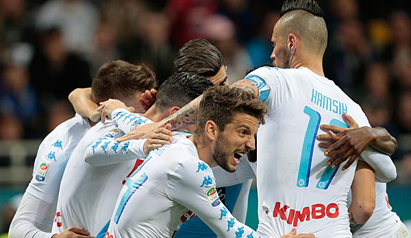Hamsik und sein Team feiern ein Tor für Napoli