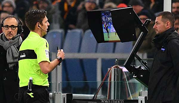 Schiedsrichter Gianluca Rocchi nimmt im Derby della Capitale zwischen AS Rom und Lazio Rom den Videoassistenten zur Hilfe