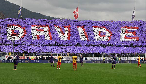 Die Fans des AC Florenz gedenken mit einer Choreographie an den verstorbenen Davide Astori