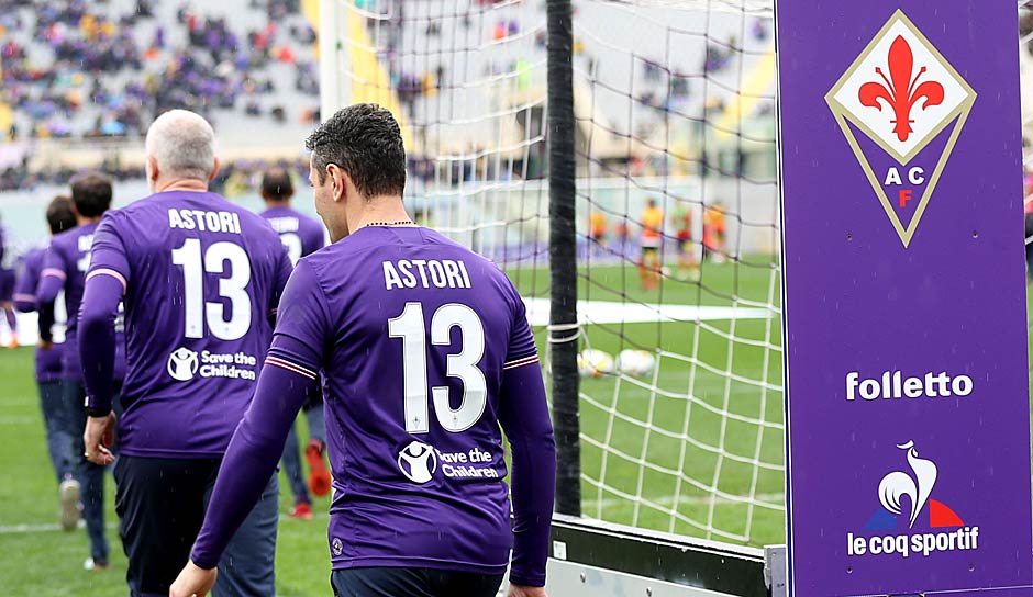 Sowohl Spieler als auch Funktionäre wärmten sich in Trikots von Astori samt seiner Nummer 13, die von der Fiorentina nicht mehr vergeben wird, vor dem Meisterrschaftsspiel gegen Benevento auf.
