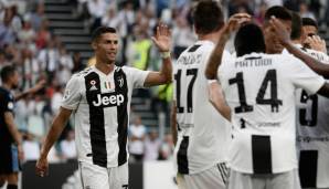 Cristiano Ronaldo (l.) gratuliert Miralem Pjanic zu dessen Führungstor gegen Lazio Rom.